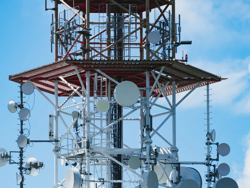 Communication tower carrying multiple wideband antennas