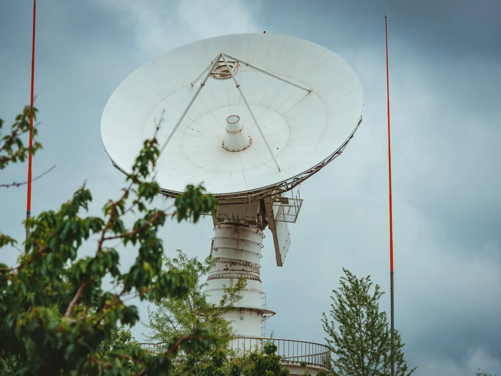 Large parabolic reflector antenna with sub-reflector