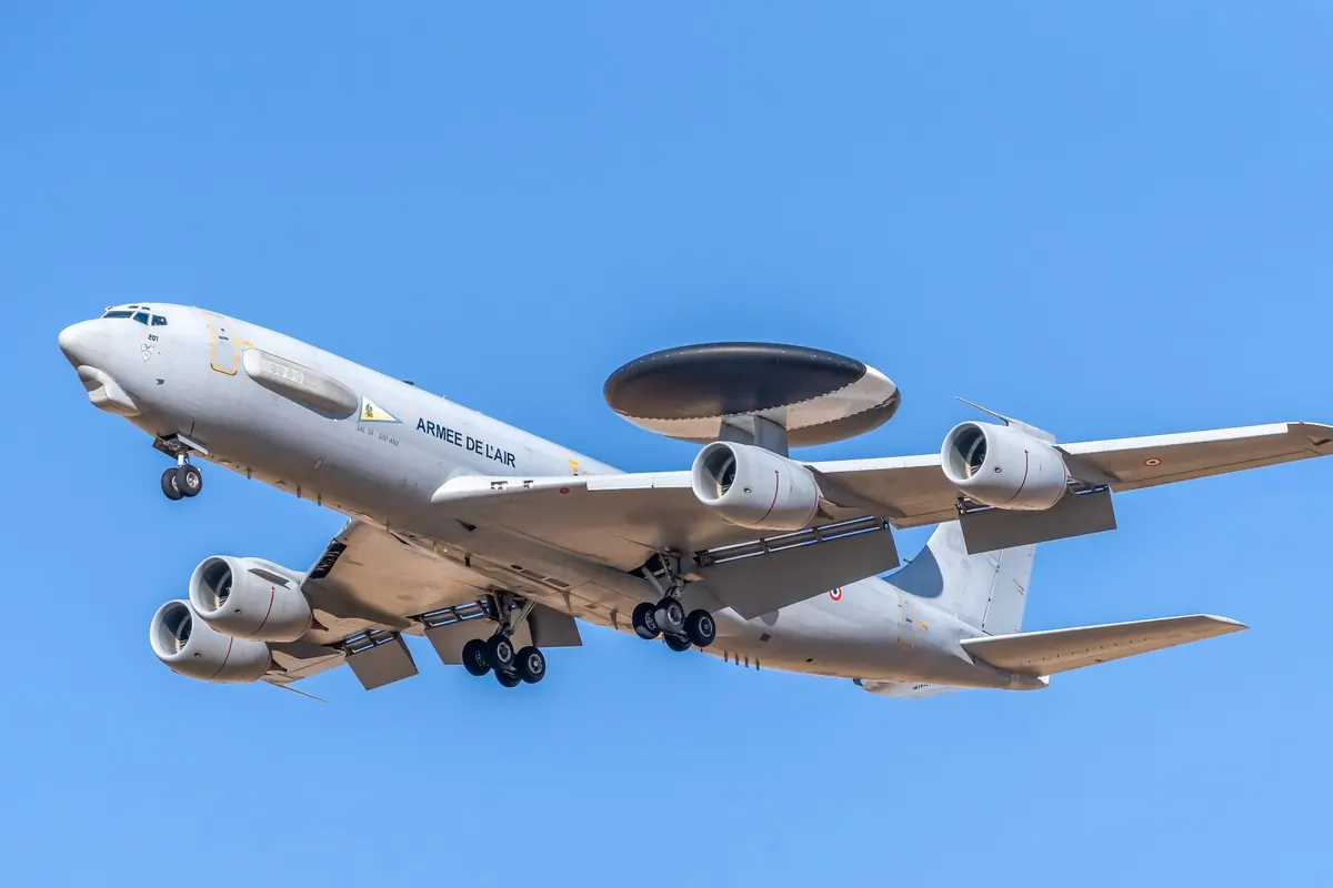 Airborne early-warning aircraft with rotating radar dome