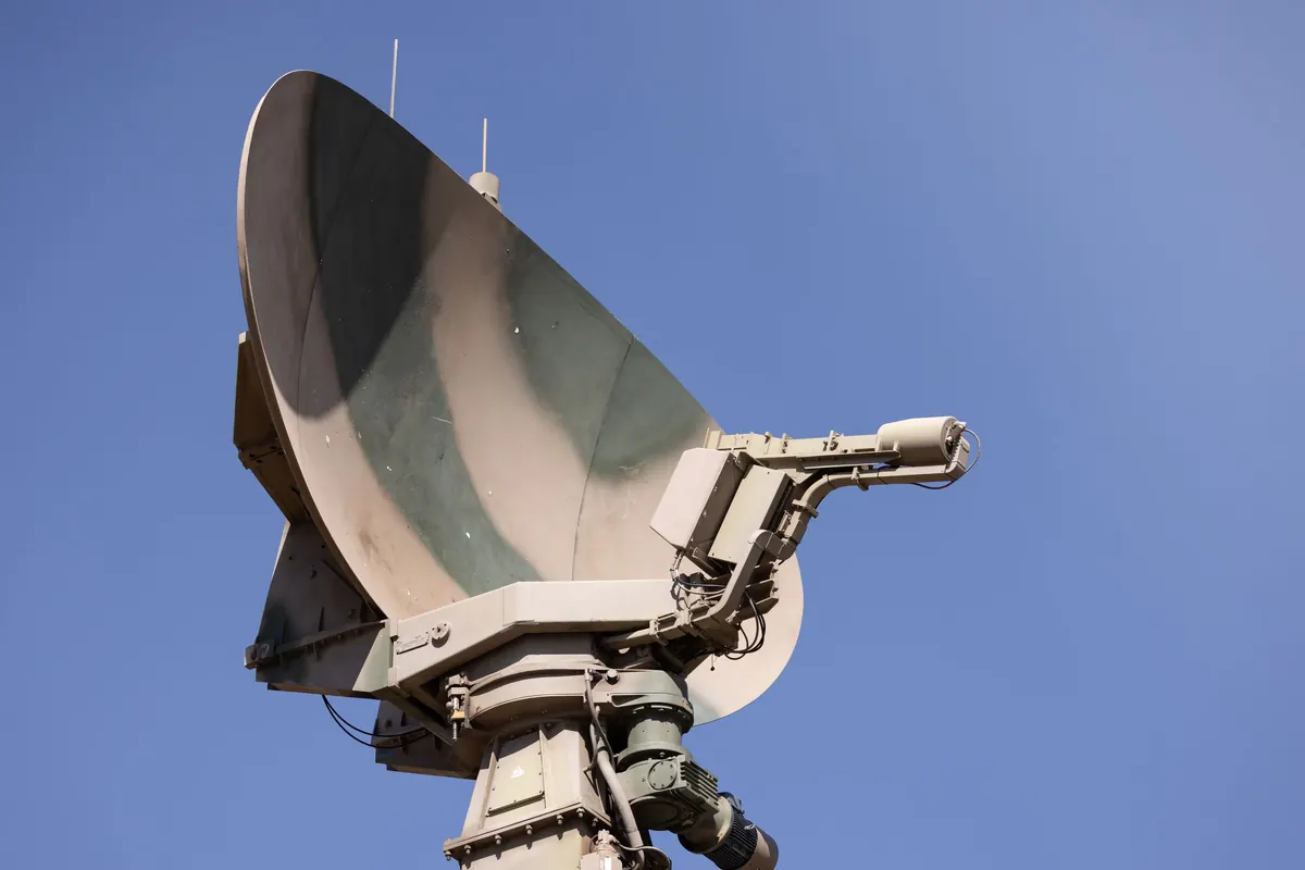 Military tracking radar antenna
